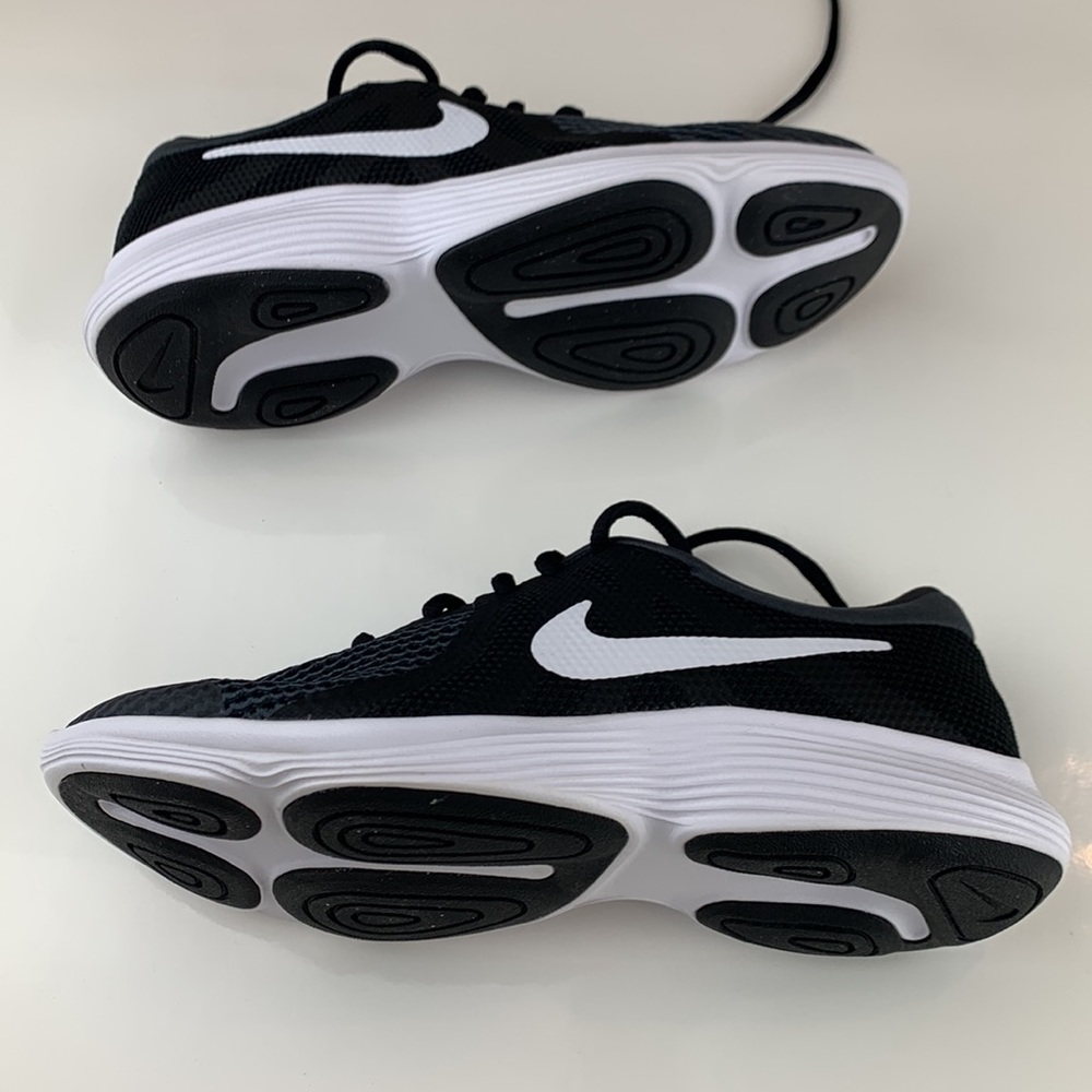 NWT! Nike  Revolution 4 (WIDE) GS 6 Youth - Picture 8 of 11